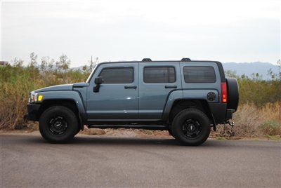 2006 hummer h3 luxury package.....3" level kit....17" moto metal wheels..navi