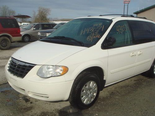2006 chrysler town &amp; country..... "  no reserve  "..........repairable / salvage
