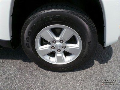 white Sport SUV 3.7L automatic A/C ABS low miles clean car fax new tires MP3, image 11