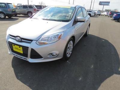 2012 ford focus se, 38 mpg, 2.0l,hatchback, compact , trip computer, mp3 player.