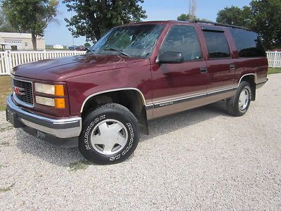 1998 gmc suburban 4x4 3rd row seat rear air, minor damage. "rebuildable salvage"