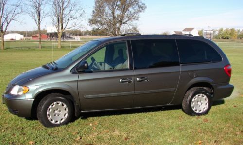 2004 chrysler town and country minivan no reserve