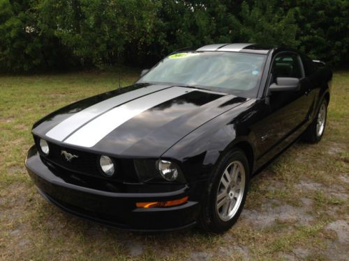 2005 ford mustang gt.low low miles.