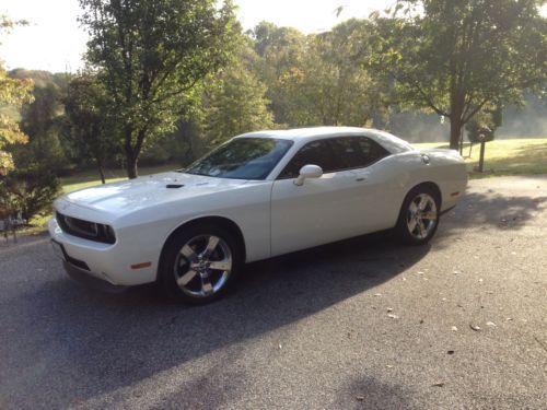 Dodge challenger 2009 white w/black interior v8 manual trans. 18,000 miles