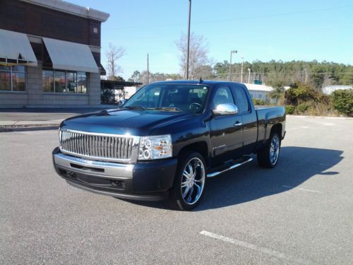 2008 custom silverado truck 4x4  with leather real clean