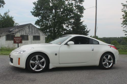 2008 nissan 350z white, 6 speed, hr motor, no accidents or paint work garaged