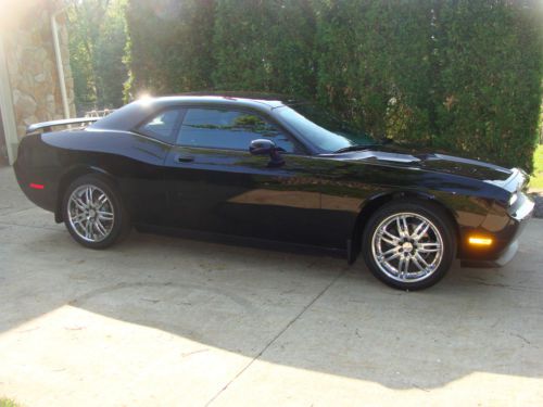 2010 dodge challenger se w/ 20 in. mkw rims. only 3,356 miles