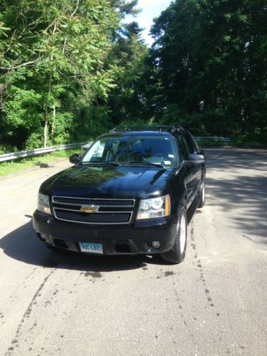 2007 black chevy avalanche ltz (fully loaded with all possible options) leather