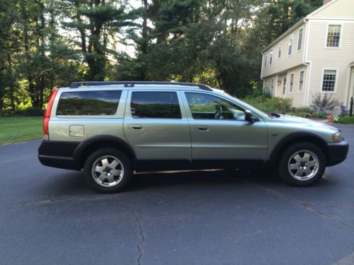 2004 volvo xc70 base wagon 4-door 2.5l