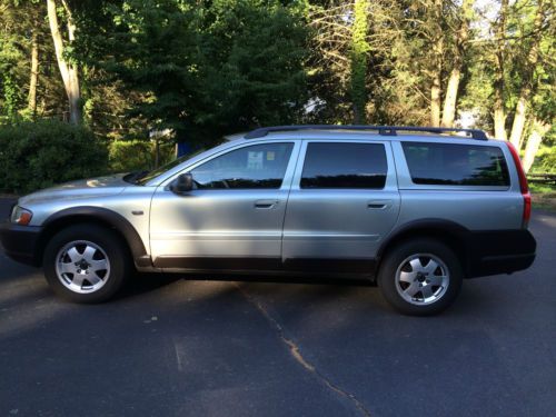 2004 Volvo XC70 Base Wagon 4-Door 2.5L, image 2