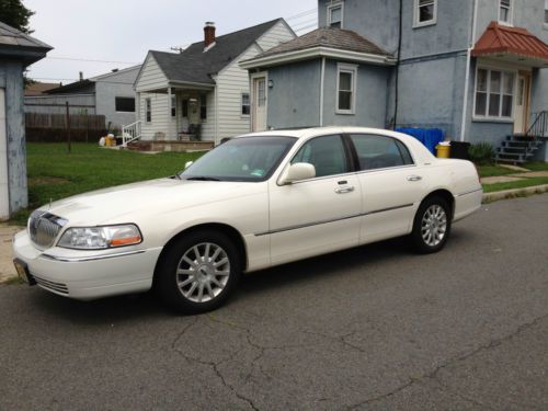 2007 white lincoln town car signature limited sedan 4-door 4.6l