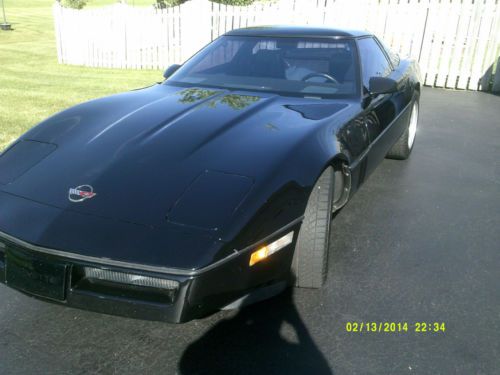 1985 CHEVROLET CORVETTE HATCHBACK COUPE. BLACK 4-SPEED WITH LEATHER BUCKETS., image 2