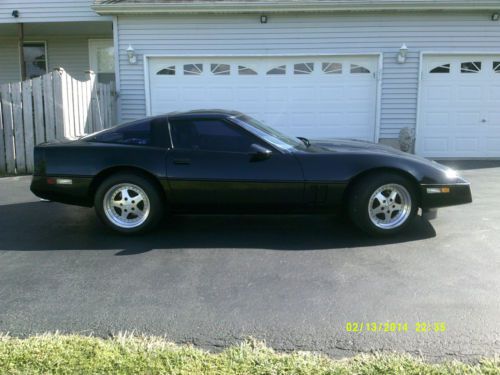 1985 CHEVROLET CORVETTE HATCHBACK COUPE. BLACK 4-SPEED WITH LEATHER BUCKETS., image 4