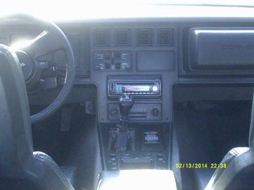 1985 CHEVROLET CORVETTE HATCHBACK COUPE. BLACK 4-SPEED WITH LEATHER BUCKETS., image 12