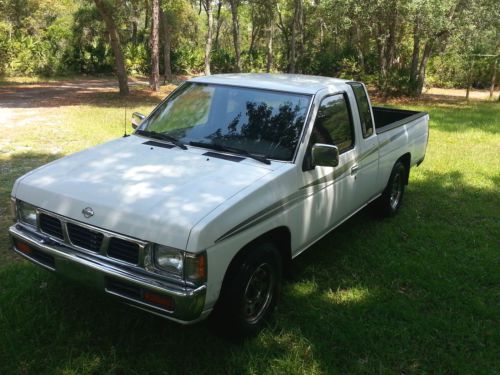 1997 nissan pickup kingcab xe - white, 2.4l, 2wd, auto