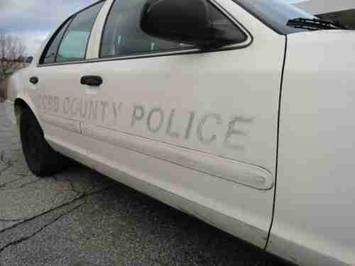 2003 White Ford Crown Victoria 4 Door Sedan One Owner, image 7