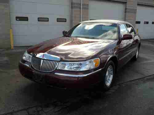 2000 Lincoln Town Car EXECUTIVE LEATHER! PREMIUM! ALLOYS! SHARP CLEAN CARFAX!, image 2