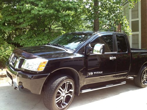 Clean nissan titan pickup truck 4x4