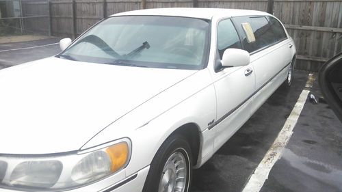 1999 lincoln town car executive sedan 4-door 4.6l