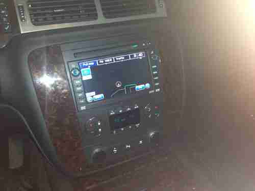 2009 GMC Yukon XL 1500 Denali Sport Utility 4-Door 6.2L, image 3