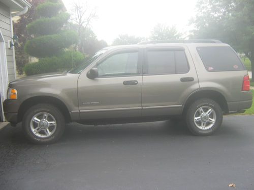 V6 4wd xlt explorer 3rd row seat rear a/c towing package low miles  must see