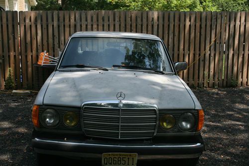 1982 mercedes-benz 300d base sedan 4-door 3.0l