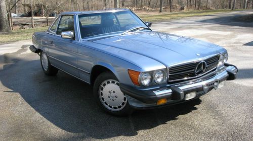 Showroom condition  560 mercedes-benz 560 sl w/2 tops