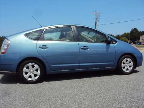 Very clean one owner 2006 toyota prius base hatchback 4-door 1.5l low reserve