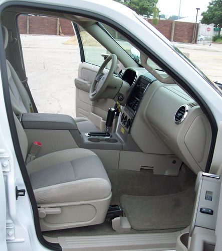 White 2007 Ford Explorer - One Owner, image 10