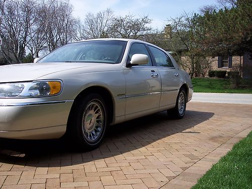 2002 lincoln town car cartier l sedan 4-door 4.6l