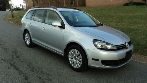 2011 vw jetta sport wagon, mt 2.5l, looks and runs like new, warranty