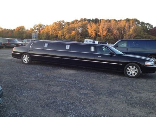2006 Lincoln Town Car Executive Sedan 4-Door  w/Limousine Pkg built by royale, image 2