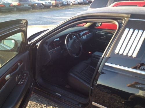 2006 Lincoln Town Car Executive Sedan 4-Door  w/Limousine Pkg built by royale, image 6