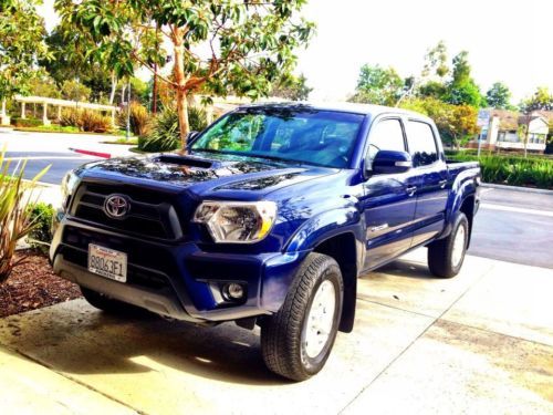 2013 toyota tacoma pre runner crew cab pickup 4-door 4.0l one owner - low miles