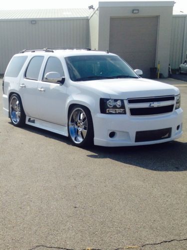 2007 chevrolet tahoe lt sport utility 4-door 5.3l white air ride 24 inch wheels.