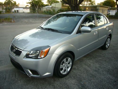 2010 - perfect autocheck - 100% florida car - new tires - amazing gas mileage!