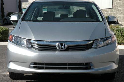 2012 honda civic lx 4dr, 3200 miles !!!!! lo reserve