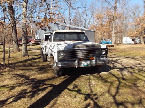 This is a white chev. duelie, 1979, 454 engine-1,8004 or best offer