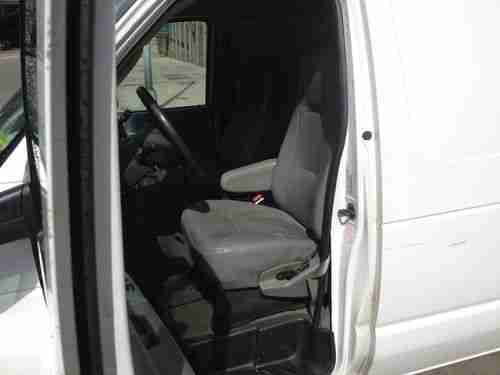 2004 Ford E-150 Base Standard Cargo Van 2-Door 4.6L, image 4