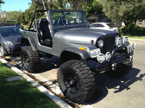 Cj7 lifted matte grey  jeep 1980 38x15.5x18"  nitto &amp; xd series - corbeau seats