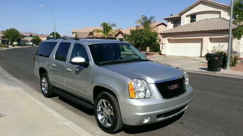 Silver, leather interior, 4wd, chrome denali wheels, warranty, clean carfax