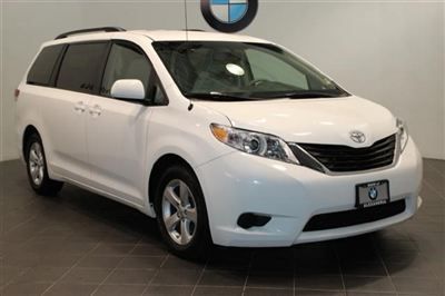 White toyota sienna le minivan automatic leather 8 passenger