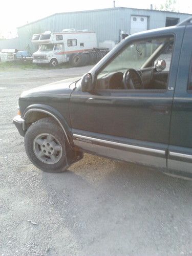 1998 Chevrolet Blazer LS Sport Utility 4-Door 4.3L, image 3