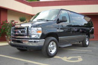 Very nice 2011 xlt 10 or 13 pass. with tv / dvd player