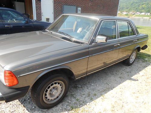 1985 mercedes 300 diesel 4-speed manual great shape  low reserve