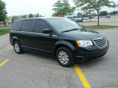 2009 chrysler town and country mini van - no reserve