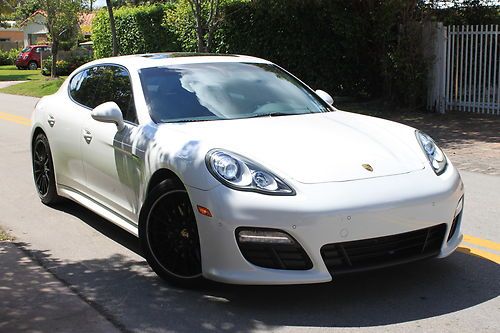 White, sport design package,park assist, 20" sport wheel black.porsche headrest.