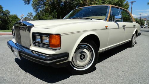 1986 rolls royce silver spur with 27000 original miles. look at this nice rolls!