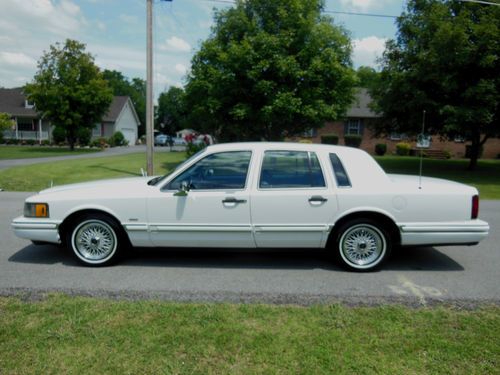 1994 lincoln town car signature sedan 4-door 4.6l