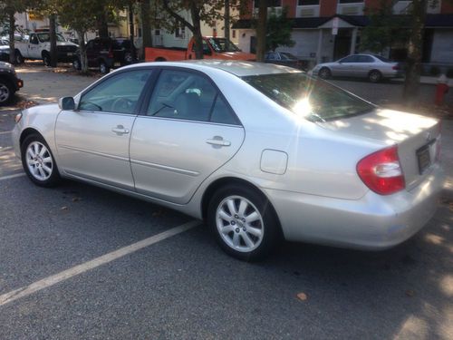 2004 TOYOTA CAMRY XLE V6 AUTOMATIC SILVER LEATHER SUNROOF NO RESERVE, image 2